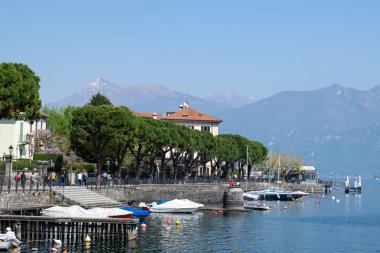 Birkaç gemi Como Gölü, İtalya, Avrupa'da düzgün kıyıya demirledi.