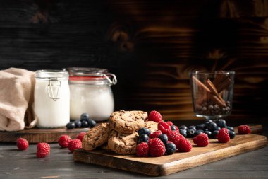 Yaban mersini ve rasberry yanında Çikolatalı kurabiye