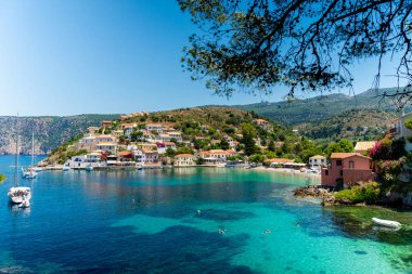Assos'un güzel ve pitoresk köyü, Kefalonia, Yunanistan