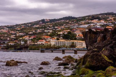Madeira Portekiz'de Atlantik sahil şeridi ve şehir manzarası.