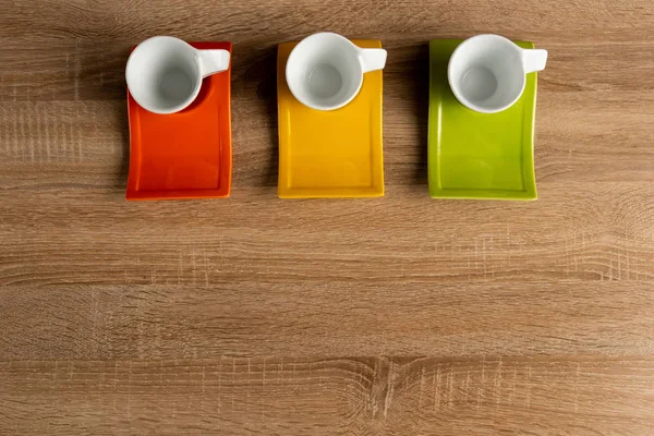 Tres tazas de café vacías en el escritorio hasta el centro de cerca —  Fotos de Stock