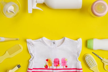 Üst görünümünde yatıştırıcı jel ve giyim ile Yenidoğan gereçleri