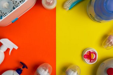 Bebek emzirme ve sterilizasyon aksesuarları, düz yatıyordu