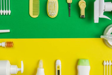 Yeşil ve sarı arka planda pediatrik mikro lavmanlar