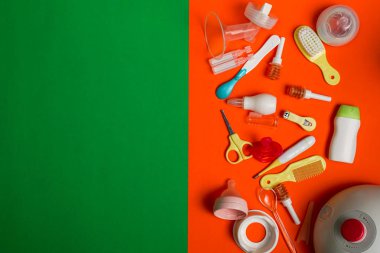 Turuncu arka planda pediatrik mikro-lavman ve yenidoğan bakım aksesuarları