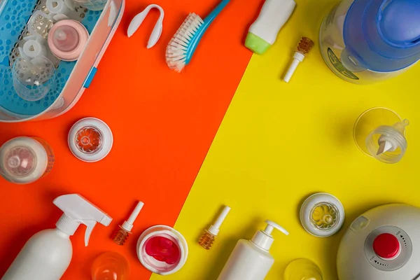 Pediatrik mikro-lavman ve beyaz sterilizatör maşa, düz yatıyordu