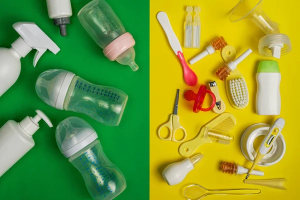 Babycare kit och plast utfodring flaskor, uppifrån — Stockfoto