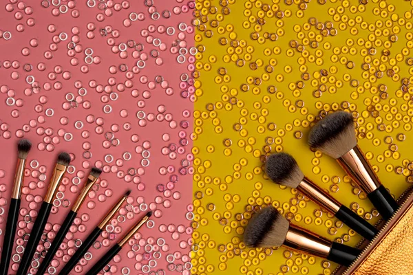Olika makeup borstar på glitter bakgrund, uppifrån — Stockfoto