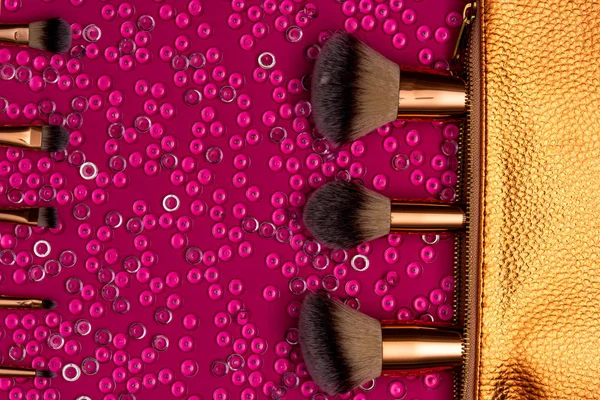 Close-up weergave van make-up borstels en cosmetische zak — Stockfoto