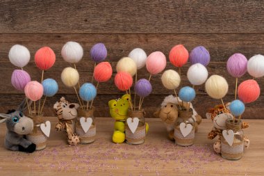 Keten iplik topları ile sarı peluş kurbağa