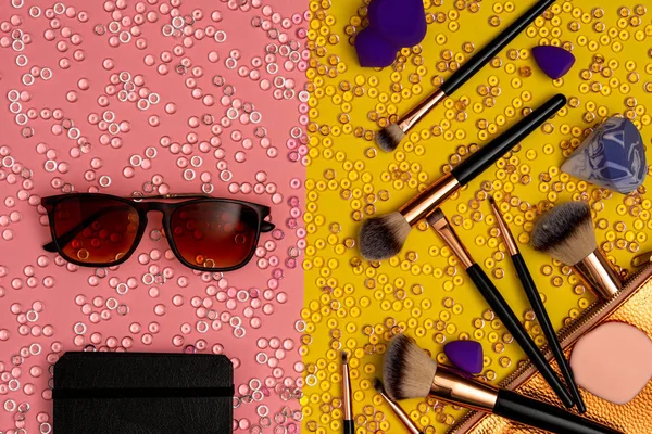 Brushes for makeup and sunglasses, view from above — Stock Photo, Image