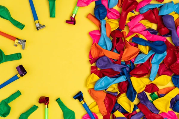 Multicolor visselpipor och färgglada ballonger, uppifrån — Stockfoto