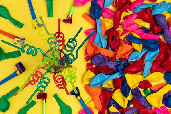 Renkli spiral pipetler ve parti aksesuarları, düz yatıyordu