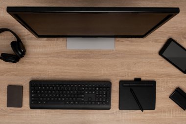 Ahşap masa üzerinde siyah not defteri ve teknikleri