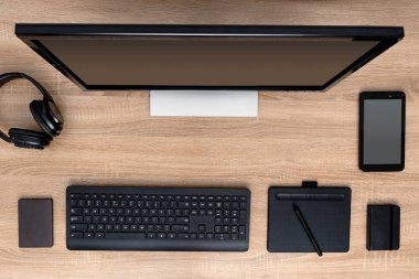 Ahşap masa üzerinde klavyeli grafik tablet