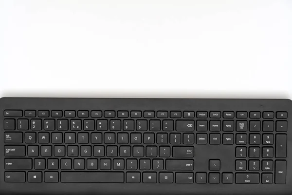 Black keyboard pada latar belakang putih, tilikan atas — Stok Foto
