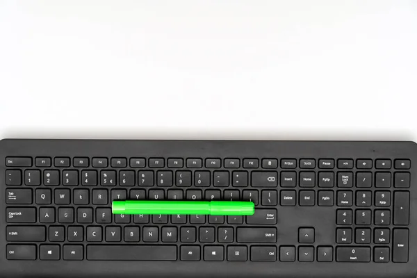 Marqueur vert et clavier sur fond blanc — Photo