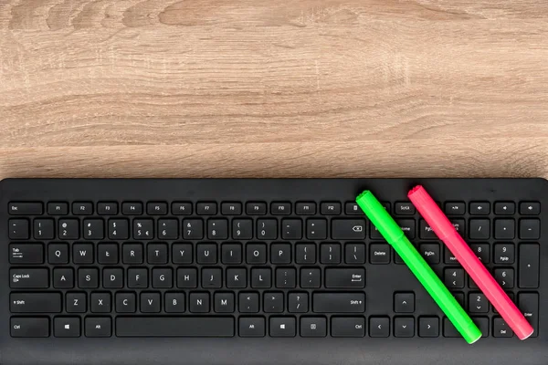 Vue rapprochée des stylos colorés sur clavier noir — Photo