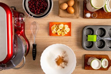 Muzlu kirazlı kek yapmak için gereken malzemelerin üst görünümü