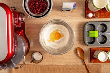 Un ile yumurta karışımı ve kek yapımında kullanılan malzemeler.