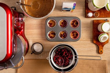 Kağıt bardaklı kirazlı çörekler.