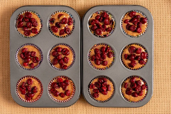 Poser à plat au-dessus de la pâte à muffins crue prête à cuire — Photo