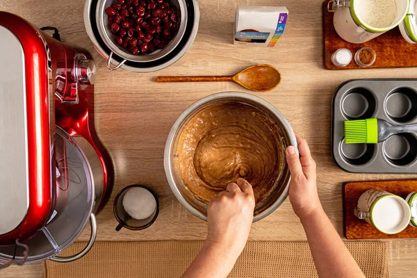 Смешивание теста с помощью вилки и других ингредиентов для приготовления кексов — стоковое фото