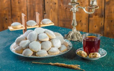 Tabakta pudra şekerli tereyağlı kurabiye.