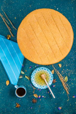 Ballı pekmezli kekin yanında dur.