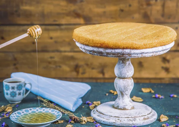 Tulumba sirupeux disposé en assiette avec trempette au miel — Photo
