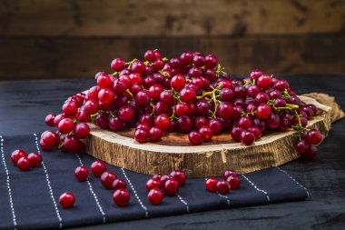 Tahta dilimlere ve masaya saçılmış üzümler.