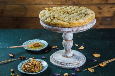 Baklava kek tezgahının üzerinde ceviz ve bal sosuyla.