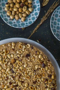 Fındıklı fındıklı kesilmiş pasta.