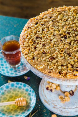 Fındıklı kek, çay ve bal soslu.