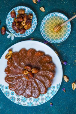 Çikolatalı kek, ganache jöleli ve hurma.