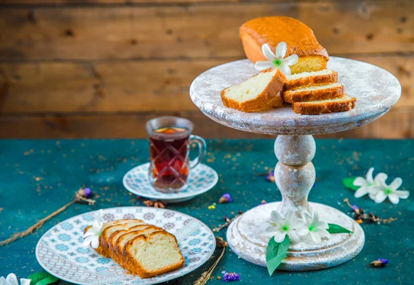 Tasse de thé sur table avec gâteau sur pied — Photo
