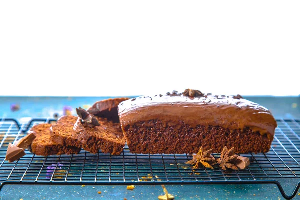 Mázas kakaós torta csokoládé darabok fehér háttér — Stock Fotó