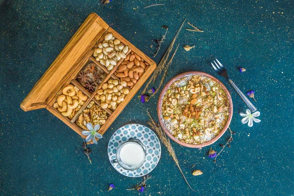Doğulu tatlı Om Ali fındıklı ve kuru üzümlü
