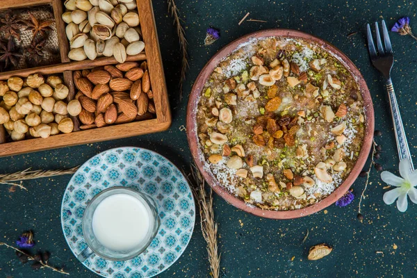 Ali dezert na stole s oříšky a mlékem — Stock fotografie