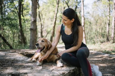 Ormandaki güzel kız köpeğine dokunuyor
