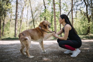 Ormandaki kız ve köpeğin yan görüntüsü