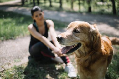 Kızın önünde duran köpeğin portresi.