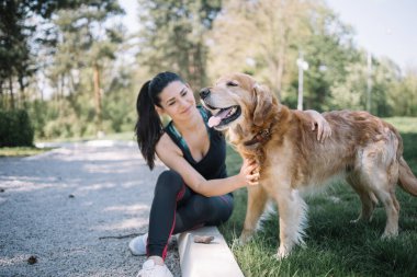 Mutlu köpek, kızın önünde çimlere basıyor.