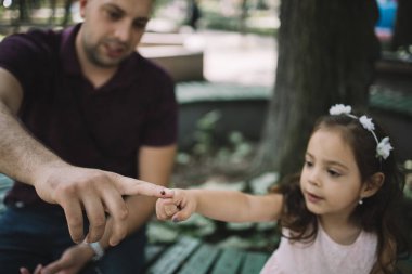 Bulanık adam ve kız ellerinde uğur böceği