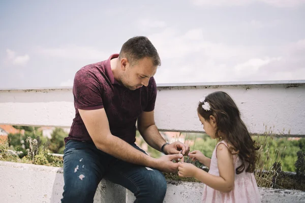 Portrait of girl and her father spending time together — Stock Photo, Image