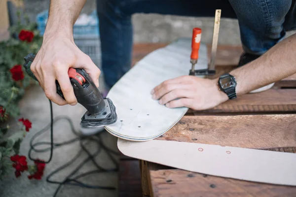 スケートボードのための木製デッキを研磨手のクローズアップビュー — ストック写真