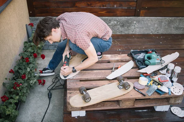 스케이트보드를 만들기 위해 나무 갑판을 만들고 연마하는 모습 — 스톡 사진
