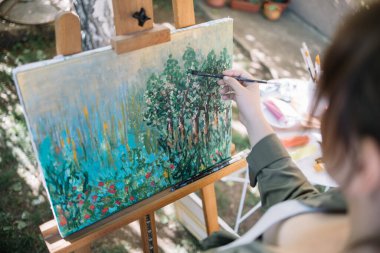 Bahçede kesilen kadının yüksek açılı görüntüsü