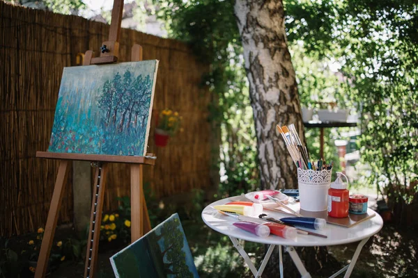 Oficina de artistas no quintal com árvores e plantas — Fotografia de Stock