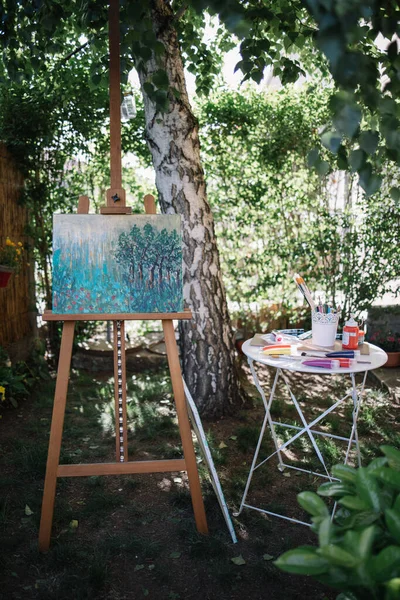 Artistas ao ar livre atelier com plantas e árvores — Fotografia de Stock
